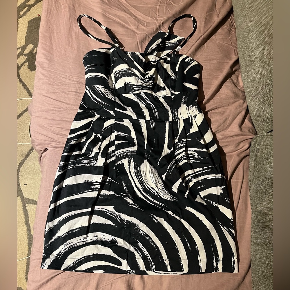 Black and white contemporary motif Forever 21 mini dress. Size Medium.